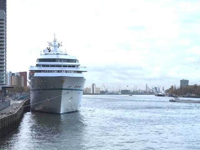 Cruiseschip ms Amadea van Phoenix Reisen aan de Cruise Terminal Rotterdam